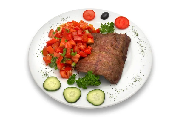 Филе телятины на гриле с овощным салатом — стоковое фото