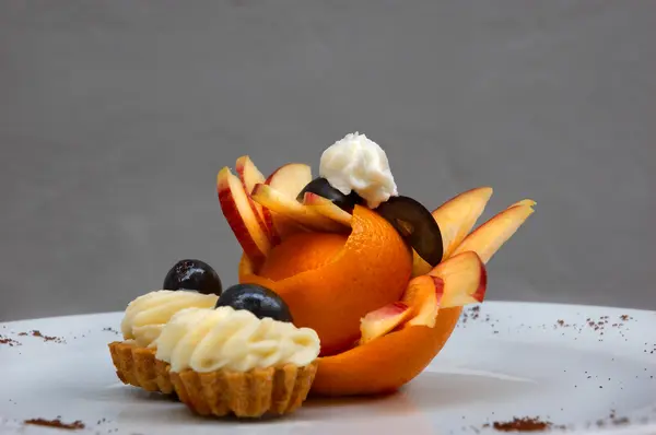 Petit cuatro con diseño de frutas — Foto de Stock
