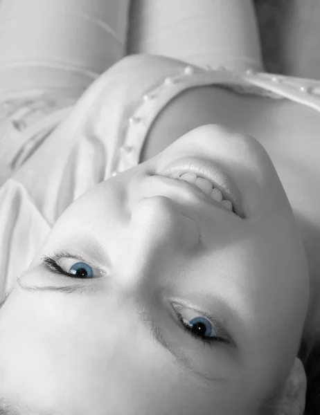 White glamour woman on sofa. Grayscalse with blue eyes. High key — Stock Photo, Image