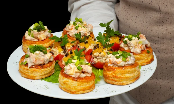 Tartlets met salade op schotel — Stockfoto