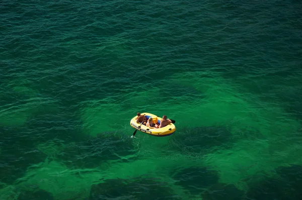 Желтая надувная лодка — стоковое фото
