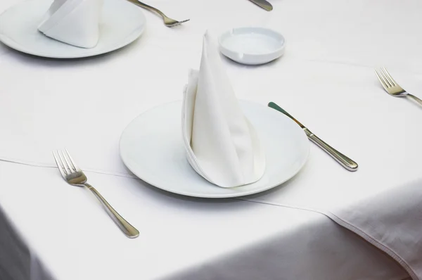 Prázdné restaurace podává tabulka — Stock fotografie