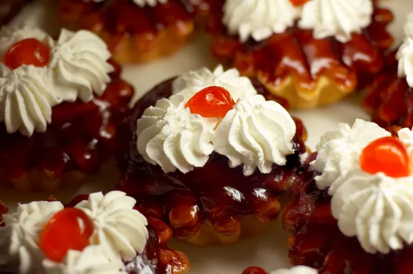 Pequenos cupcakes com creme e cereja # 1 — Fotografia de Stock