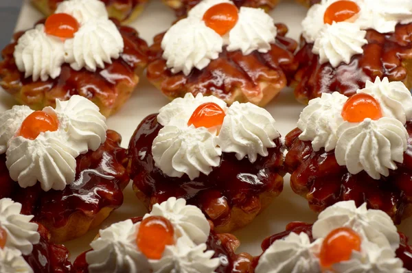 Piccoli cupcake con panna e ciliegia # 2 — Foto Stock