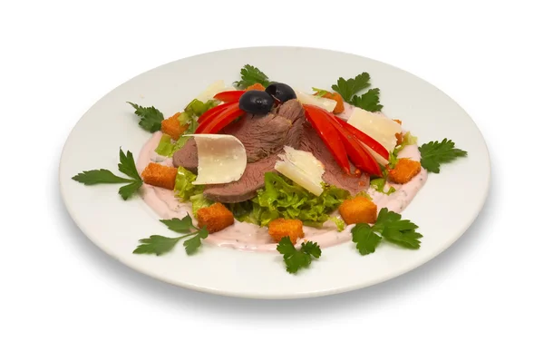 Салат из телятины с овощами и пармезаном — стоковое фото