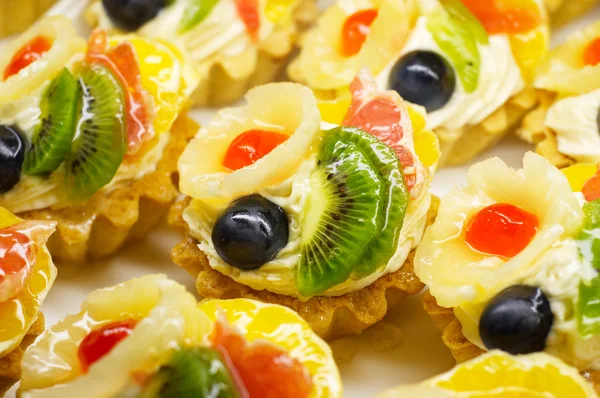 Gâteaux aux fruits de couleur vive — Photo