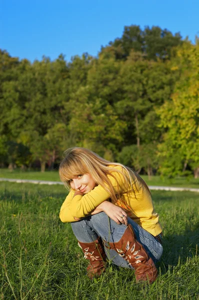 Squatting at meadow — Stock Photo, Image