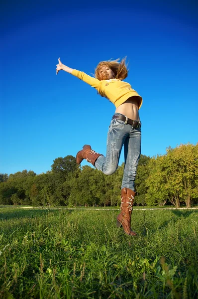 Menina loira pulando — Fotografia de Stock