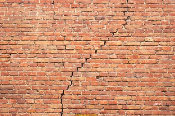 Cracked redbrick wall — Stock Photo, Image