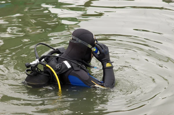 Scuba diver invoeren van het water — Stockfoto