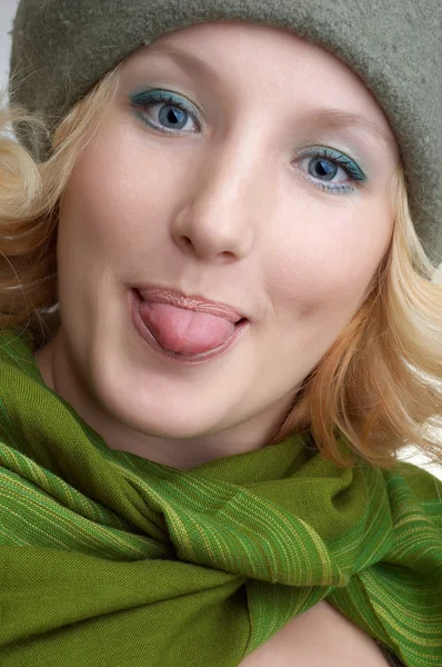 Söt blond med grön halsduk — Stockfoto