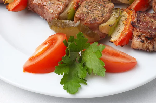 Grilled kebab with vegetables — Stock Photo, Image