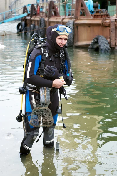 Scuba diver, vstupem do vody — Stock fotografie