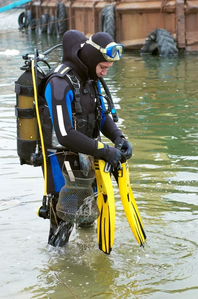 Mergulhador entrando na água — Fotografia de Stock