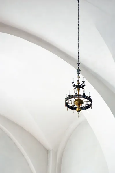 Hängande lustre i kyrkan — Stockfoto