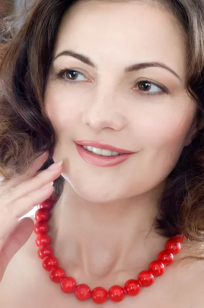 Bella donna che indossa perline di corallo rosso — Foto Stock