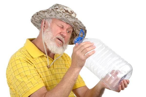 Starší muž hledá do prázdné láhve — Stock fotografie