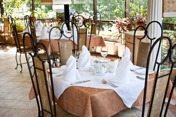 Serveras bord i restaurang — Stockfoto