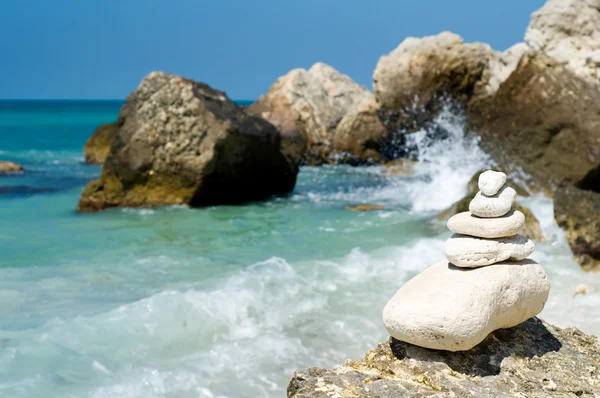 Ułożone kamyki na kamienistej plaży — Zdjęcie stockowe