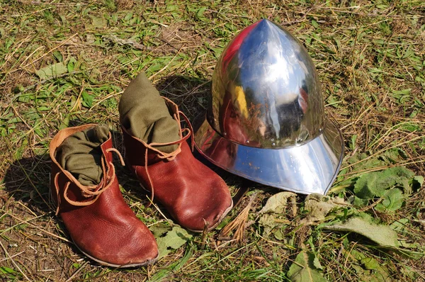 Germánská středověké boty a přilbu — Stock fotografie