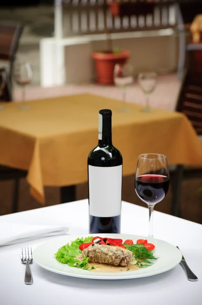 stock image Filletto al pepe verde and wine served at white tablecloth