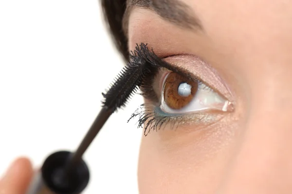Applying mascara using lash brush — Stock Photo, Image