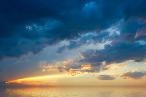 Colofrul solnedgång över havet — Stockfoto
