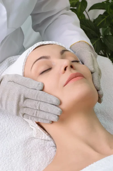 Kosmetický salon série. masáž obličeje — Stock fotografie