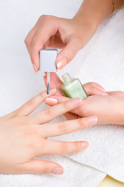 Toepassing van manicure, hidratatie van de nagels — Stockfoto