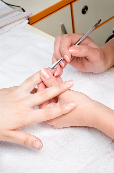 Aplicação de manicure - limpeza de cutículas — Fotografia de Stock