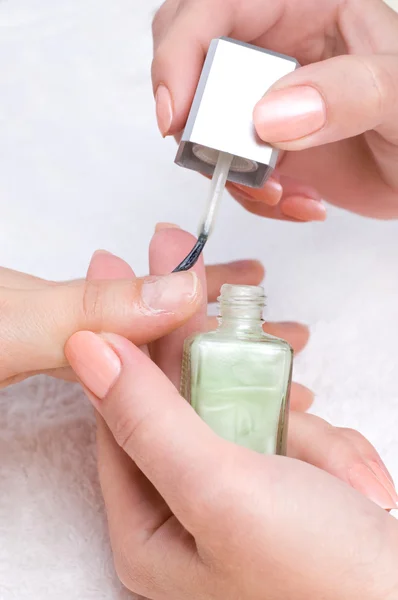 Toepassing van manicure, hidratatie van de nagels — Stockfoto