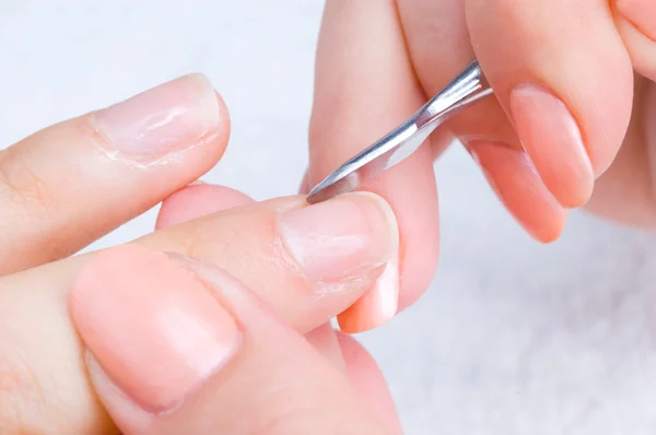 Manicure aplicando - limpeza das cutículas — Fotografia de Stock