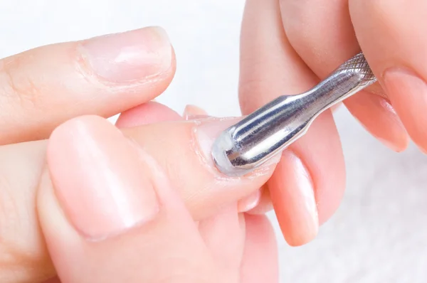 Manicure aplicando - limpeza das cutículas com istrument especial — Fotografia de Stock