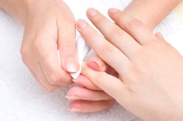 Manicure toe te passen - afvegen van de mosturizer van de nagelriemen — Stockfoto