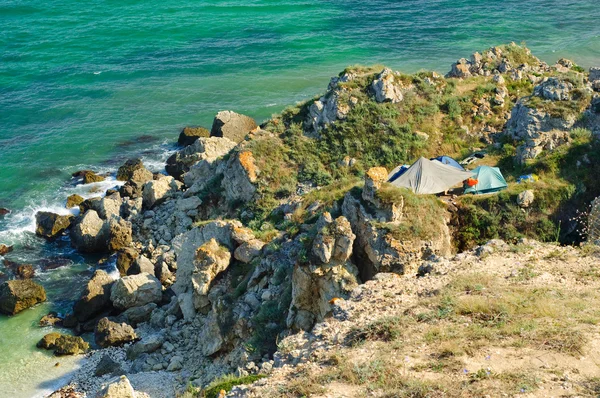 Turistický tábor na skalnaté pobřeží — Stock fotografie