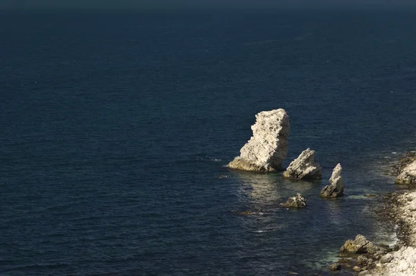 Kalksteen rots in donkere zeewater — Stockfoto