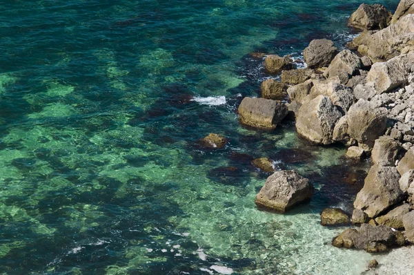 Costa rocciosa del mare — Foto Stock