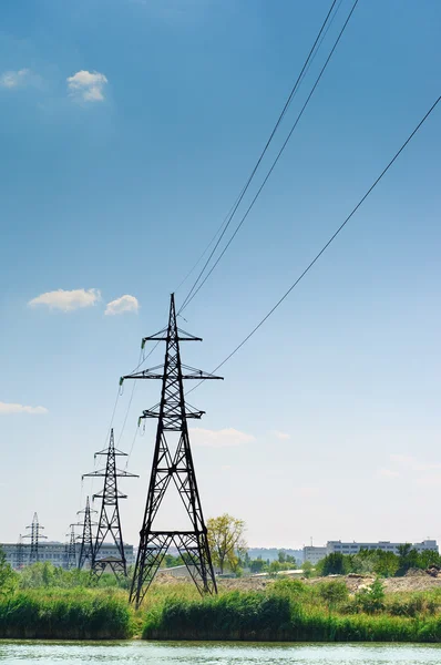 Industriële landschap, elektrische leidingen — Stockfoto