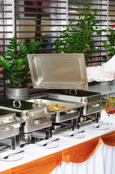 Chafing dish heater with fish kebab — Stock Photo, Image