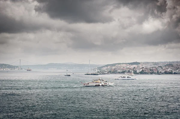Dark clouds over Bosphorus — Stock Photo, Image