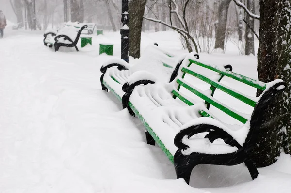 Ülések a téli parkban — Stock Fotó