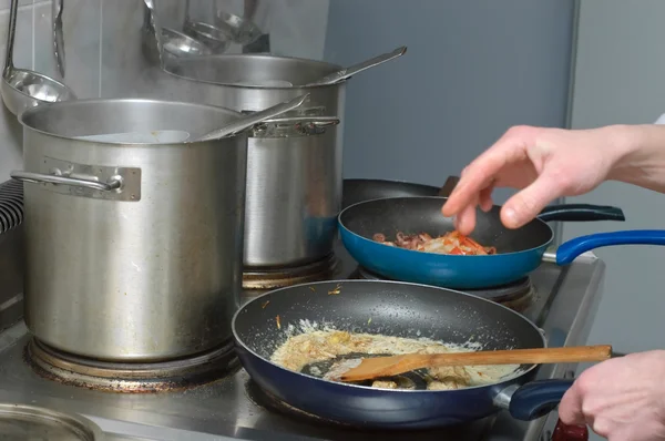 Подготовка соуса — стоковое фото