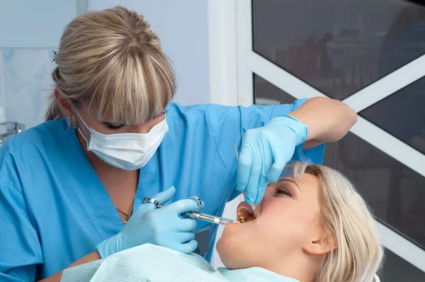 Dentista en el trabajo, inyección de anestesia — Foto de Stock