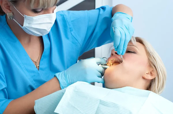Dentista al lavoro, iniezione di anestesia — Foto Stock
