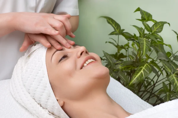 Kosmetický salon série. masáž obličeje — Stock fotografie