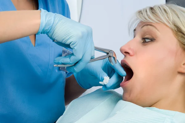 Diş çekimi, korkmuş hasta — Stok fotoğraf