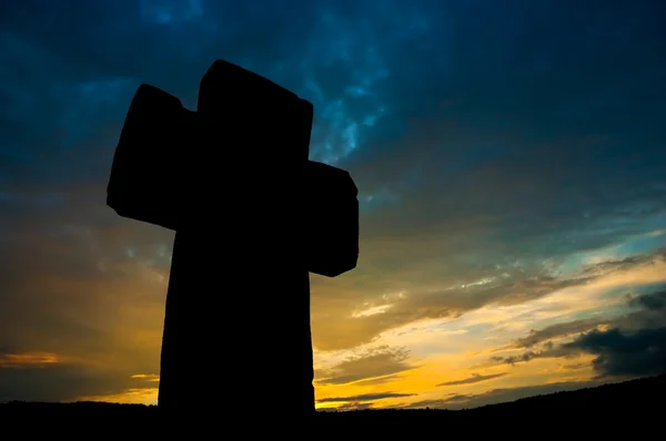 Impresionante silueta de cruz de piedra — Foto de Stock