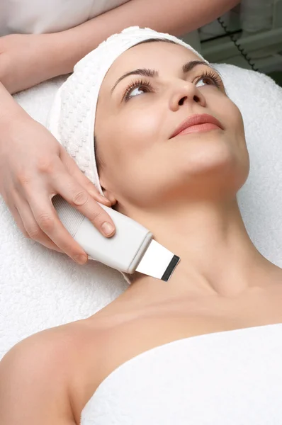 Serie salone di bellezza, pulizia della pelle ad ultrasuoni — Foto Stock