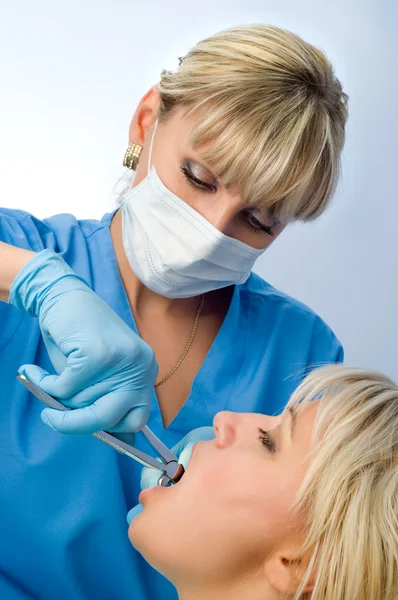 Tooth extraction — Stock Photo, Image