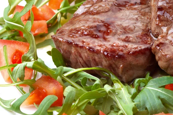 로켓 샐러드와 쇠고기 스테이크 — 스톡 사진